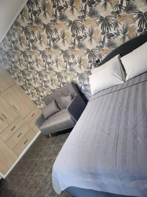Small Luxury Apartment อานาวีซอส ภายนอก รูปภาพ