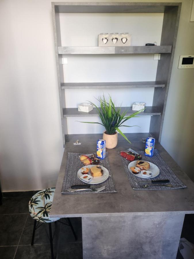 Small Luxury Apartment อานาวีซอส ภายนอก รูปภาพ