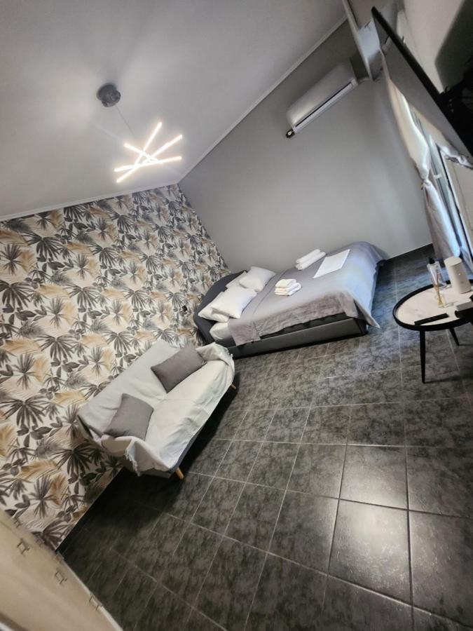 Small Luxury Apartment อานาวีซอส ภายนอก รูปภาพ